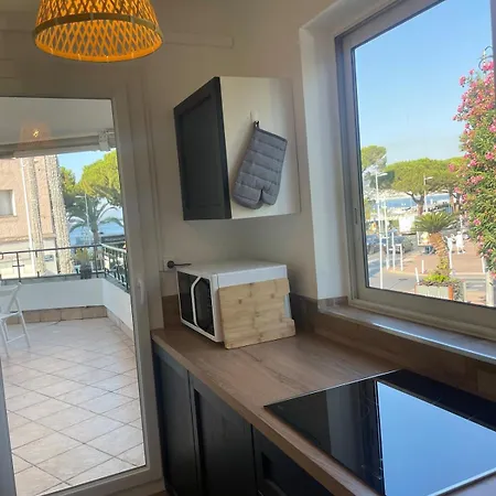 Face A La Et A 2 Pas Des Plages Apartment